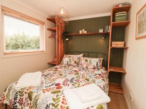 a small bedroom with a bed and a window at 3 Valley View Lodges in York