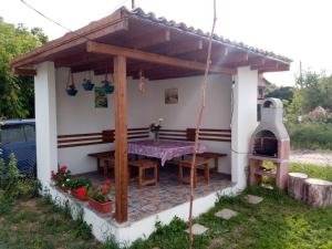 Goritsa的住宿－Goritsa holiday - Karadere beach，一个带桌子和比萨饼烤箱的庭院
