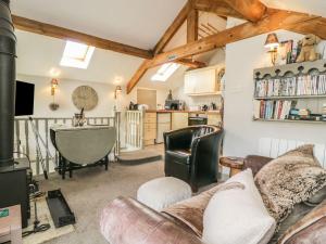 un salon avec un canapé et une cuisine dans l'établissement Dibble Cottage, à Richmond