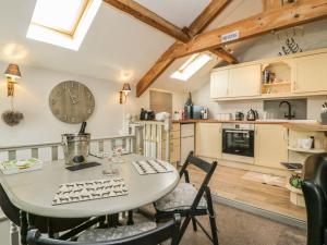 une cuisine et une salle à manger avec une table et des chaises dans l'établissement Dibble Cottage, à Richmond 4 autres photos