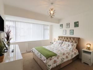 Un dormitorio con una cama grande y una ventana en 35 Seabourne Way, en Dymchurch