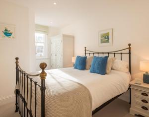 En eller flere senge i et værelse på Kipper Cottage