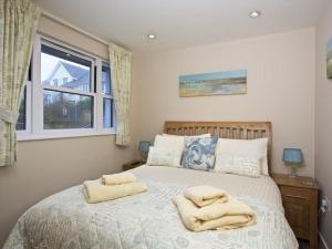 ein Schlafzimmer mit einem Bett mit zwei Handtüchern darauf in der Unterkunft Crowthers in Dartmouth