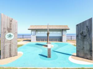 Πισίνα στο ή κοντά στο Flintstone Cottage