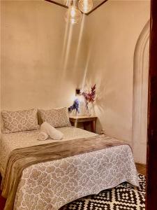 1 dormitorio con 1 cama y 1 mesa en CASA DE LAS FLORES en Guatemala