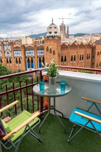バルセロナにあるApartament Sagrada Familiaの建物の景色を望むバルコニー(テーブル、椅子付)