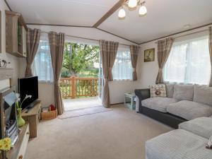 a living room with a couch and a tv at 6 Lakeview in Norwich