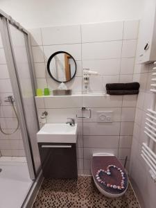 アンベルク・ブッフホルツにあるFerienwohnung Anger 2のバスルーム(トイレ、洗面台、鏡付)