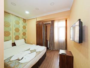 Postel nebo postele na pokoji v ubytování RENOVA hOTEL FATİH