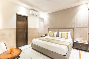 Postel nebo postele na pokoji v ubytování Hotel Star By Star Group- Near Delhi Airport