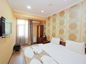 Postel nebo postele na pokoji v ubytování RENOVA hOTEL FATİH