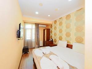 ein Schlafzimmer mit einem weißen Bett mit zwei Kissen in der Unterkunft RENOVA TURiZM HOTEL in Istanbul