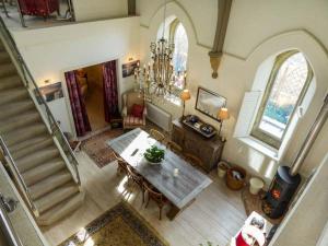 uma vista superior de uma sala de estar com uma mesa de jantar em Chapel House em Ventnor
