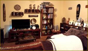 een woonkamer met een flatscreen-tv en een bank bij Agradable chalet con piscina en Sierra d'Espadan in Tales