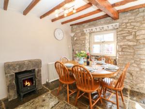 comedor con mesa y chimenea en The Priory, en Bakewell