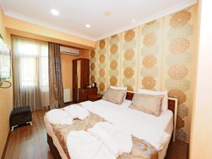 Postel nebo postele na pokoji v ubytování RENOVA hOTEL FATİH