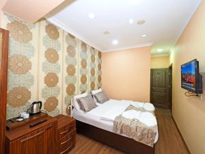 Postel nebo postele na pokoji v ubytování RENOVA hOTEL FATİH