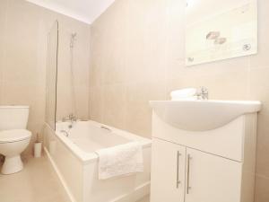 Un baño blanco con lavabo e inodoro. en Apartment 2, en Southsea 10 fotos más
