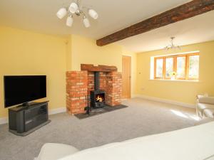 Televiisor ja/või meelelahutuskeskus majutusasutuses The Stables, Burton Bradstock