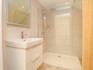 Vannituba majutusasutuses The Stables, Burton Bradstock +23 fotot