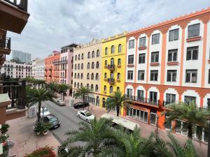 ulica miejska z wieloma budynkami i palmami w obiekcie Samatha Hotel Bai Chay, Ha Long w Ha Long