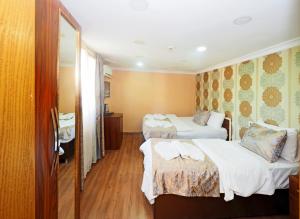 Postel nebo postele na pokoji v ubytování RENOVA hOTEL FATİH