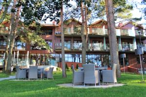 stół i krzesła przed budynkiem w obiekcie Hotel Wojciech w mieście Augustów