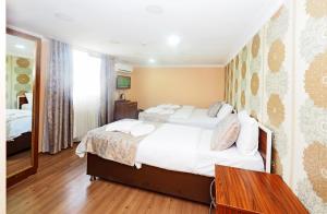 Postel nebo postele na pokoji v ubytování RENOVA hOTEL FATİH