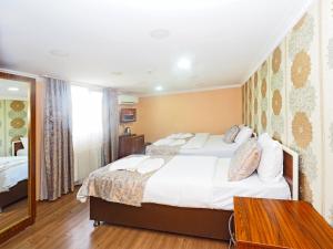 Postel nebo postele na pokoji v ubytování RENOVA hOTEL FATİH