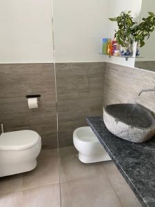 ein Bad mit einem Waschbecken und einem WC in der Unterkunft Appartamento nel fabbricato denominato Il Castello in Praia a Mare