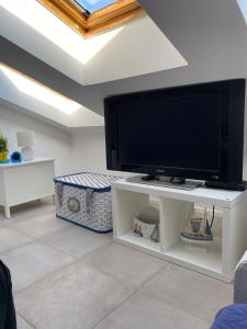 Телевизор и/или развлекательный центр в Appartamento nel fabbricato denominato Il Castello