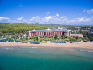 阿萨拉尔AQI Pegasos Resort的海滩度假村的鸟瞰图