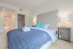 Tempat tidur dalam kamar di Irvine Spectrum 2 bedrooms/2 Bathrooms/Kitchen/pool/Apartment