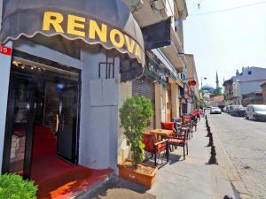 伊斯坦堡的住宿－RENOVA TURiZM HOTEL，餐厅外的一排桌椅
