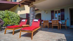 grupa krzeseł i stół na patio w obiekcie Endless Summer Sirmione - Italian Homing w Sirmione