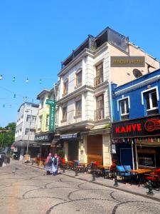 un grupo de edificios en una calle con mesas en RENOVA TURiZM HOTEL en Estambul