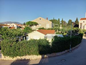 - Vistas a la calle de un barrio residencial con casas en Apartman LUCIJA, en Korčula