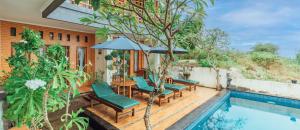eine Terrasse mit Tisch und Stühlen und einem Pool in der Unterkunft D' Artha Cottage in Nusa Penida