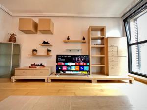 salon z płaskim telewizorem na ścianie w obiekcie Atuaire Home Cordón 3 centro Histórico Parking Incluido w mieście Burgos