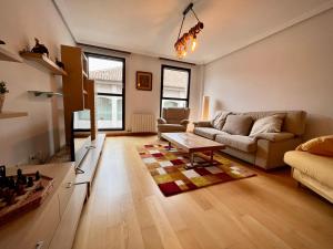 salon z kanapą i stołem w obiekcie Atuaire Home Cordón 3 centro Histórico Parking Incluido w mieście Burgos
