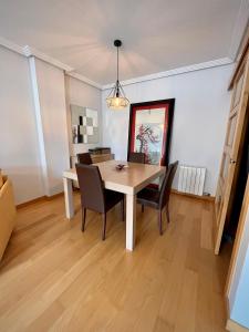 jadalnia ze stołem i krzesłami w obiekcie Atuaire Home Cordón 3 centro Histórico Parking Incluido w mieście Burgos