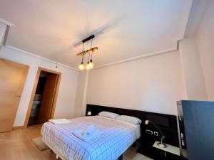 Łóżko lub łóżka w pokoju w obiekcie Atuaire Home Cordón 3 centro Histórico Parking Incluido