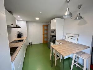 kuchnia z drewnianym stołem i zieloną podłogą w obiekcie Atuaire Home Cordón 3 centro Histórico Parking Incluido w mieście Burgos +11 zdjęć