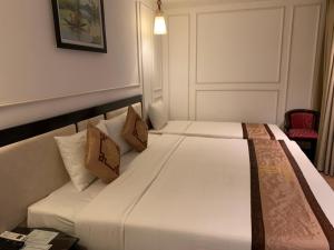 Postel nebo postele na pokoji v ubytování Khanh Linh Hotel