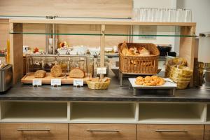 a display case with bread and baskets on a counter at Hotel Filderland - Stuttgart Messe Airport in Leinfelden-Echterdingen