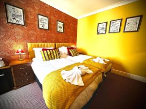 um quarto com 2 camas e toalhas em McGraths Blackpool em Blackpool