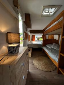 Aparra Surfcamp Auberge Hendaye客房内的一张或多张床位