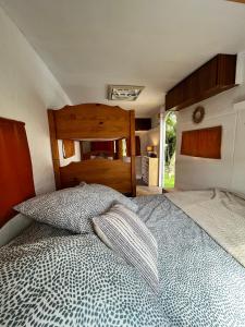 Aparra Surfcamp Auberge Hendaye客房内的一张或多张床位