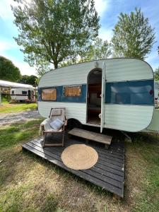 una cabaña con una silla en una terraza de madera en Aparra Surfcamp Hendaye en Hendaye