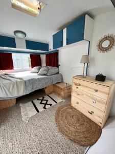 Aparra Surfcamp Auberge Hendaye客房内的一张或多张床位